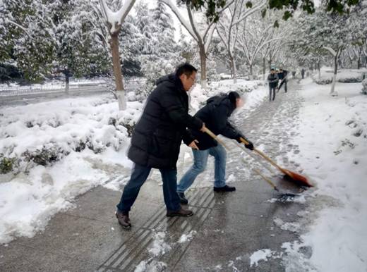 雪停天冷城管人扫雪不停热情更高