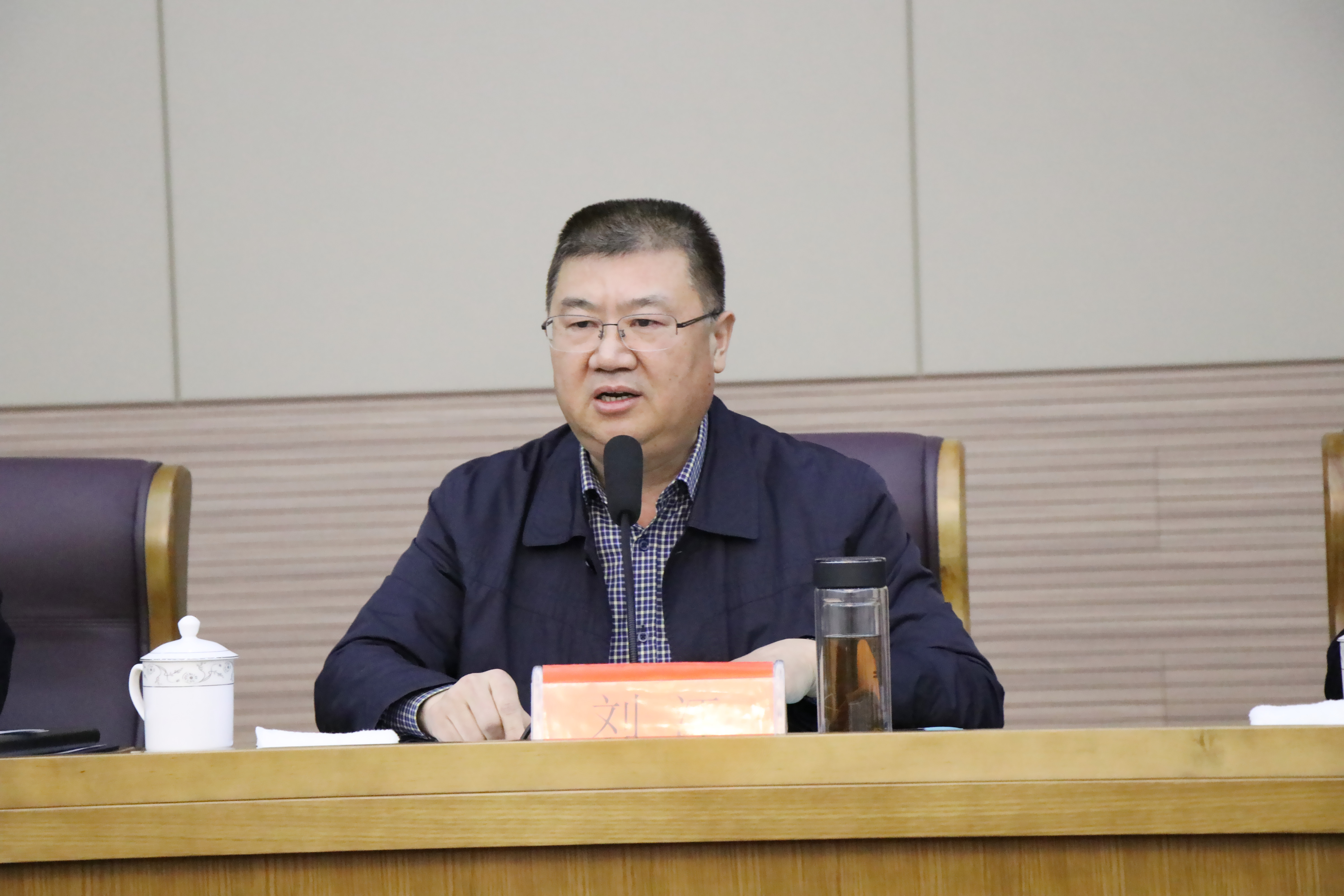 首先,陈作松宣读了《经开区城管分局"业务素质提升年"活动实施方案》